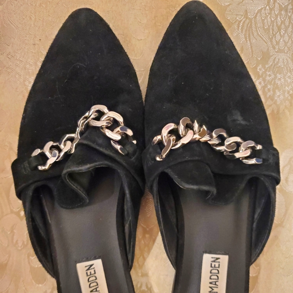 Steve Madden slides, black with silver chain. Size 6 1/2